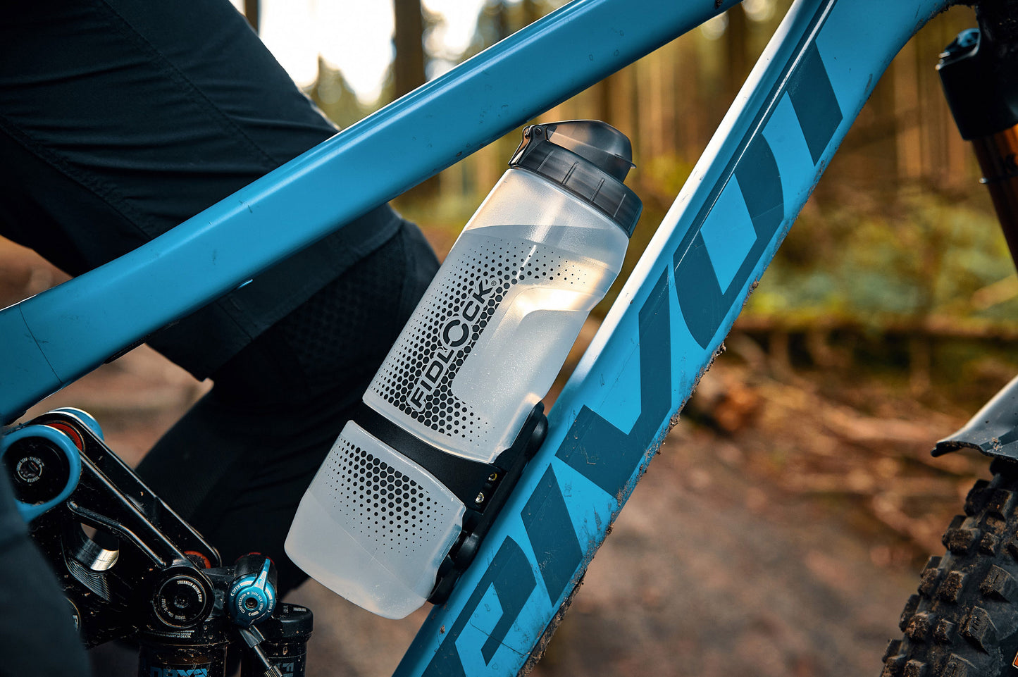 Set Trinkflasche und Flaschenhalter FIDLOCK TWIST BIKE BASE 800 ml Transparent