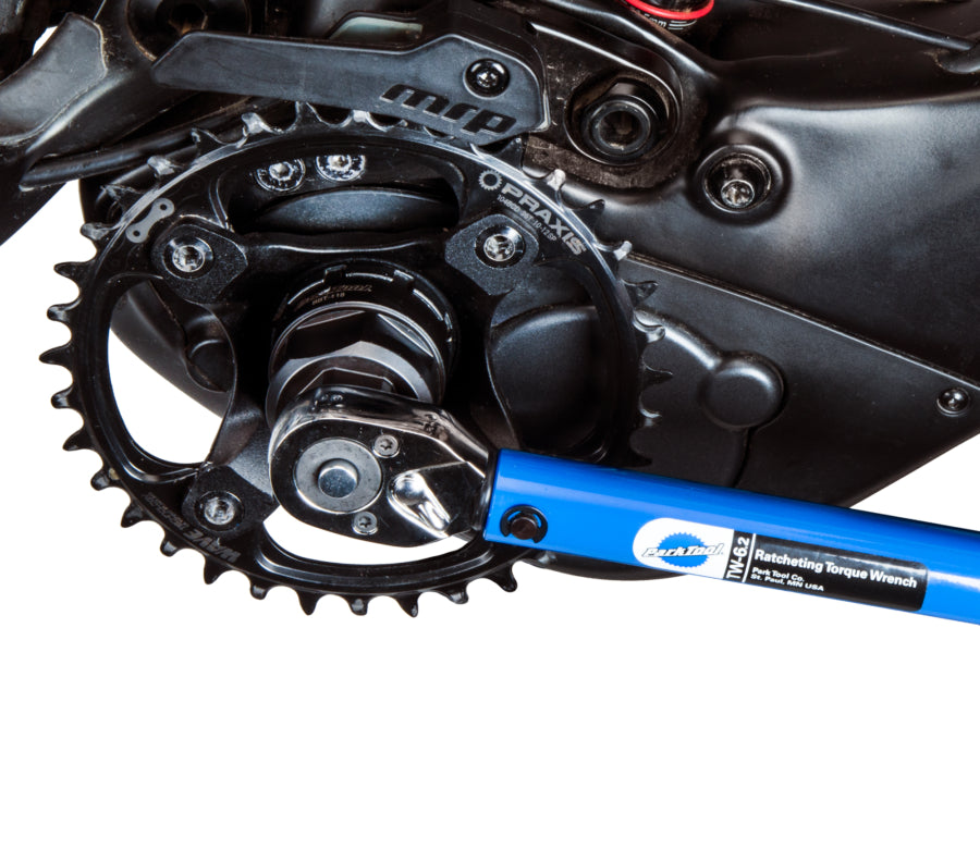 Park Tool BBT-118 beim Anziehen eines Rings mit einem Drehmomentschlüssel