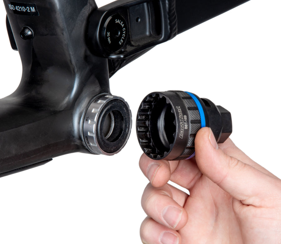 Park Tool BBT-169 auf einem Innenlager aufgesetzt