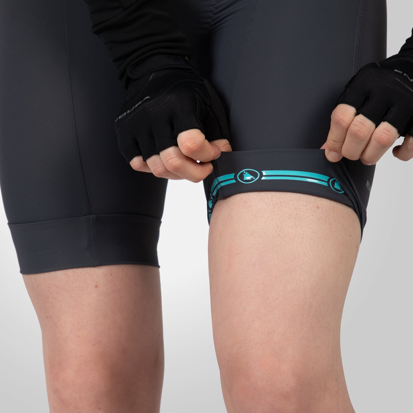 ENDURA XTRACT LITE Damen Kurze Trägerhose Grau 2025