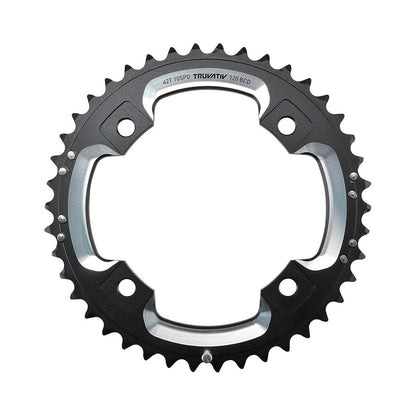 SRAM/TRUVATIV äußeres Kettenblatt, 10-fach, 4-Loch, 120 mm, 39 Zähne, Aluminium, schwarz/silber — Ansicht des Kettenblatts vor weißem Hintergrund