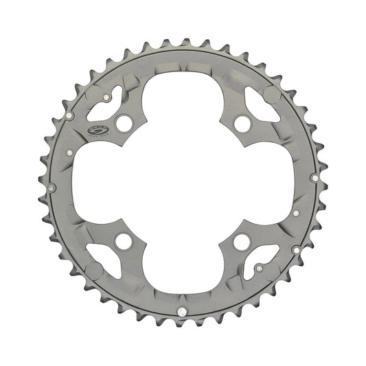 SHIMANO DEORE M590 äußeres Kettenblatt, 9-fach, 4-Loch, 104 mm, silber — Ansicht des Kettenblatts vor weißem Hintergrund