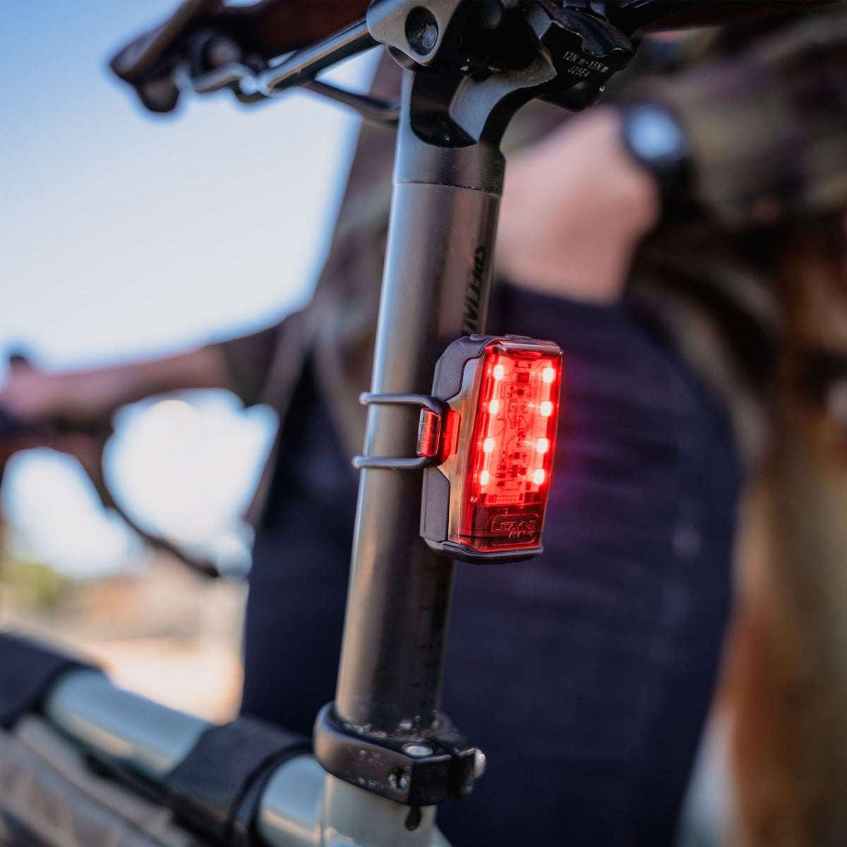 LEZYNE KTV+ DRIVE Rückleuchte an einer Sattelstütze