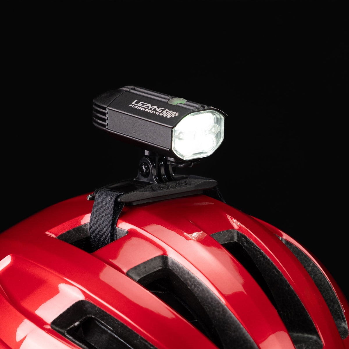 Lezyne Helmet Fusion Drive 500+ am Helm montiert