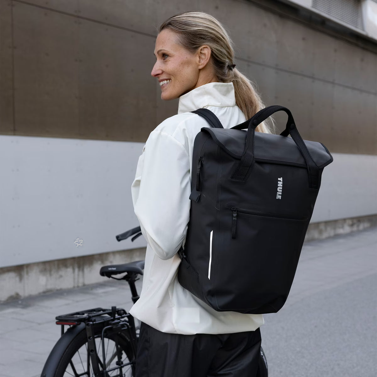 THULE SHIELD Inlock 23 L Gepäckträgertasche / Rucksack Schwarz