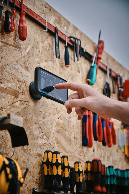 FIDLOCK VACUUM Wandhalterung in Schwarz — Verwendung der schwarzen Halterung mit dem Smartphone im Querformat