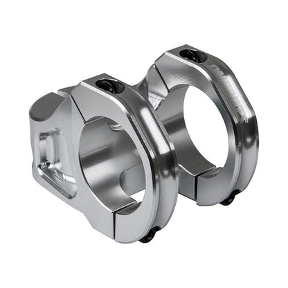 DMR-Vorbau DEFY35 mit 5 mm Rise in Silber – Seitenansicht vor weißem Hintergrund