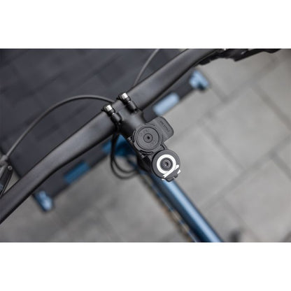 QUADLOCK OUT CAP MOUNT PRO Vorbauhalterung — montierte Halterung mit Smartphone