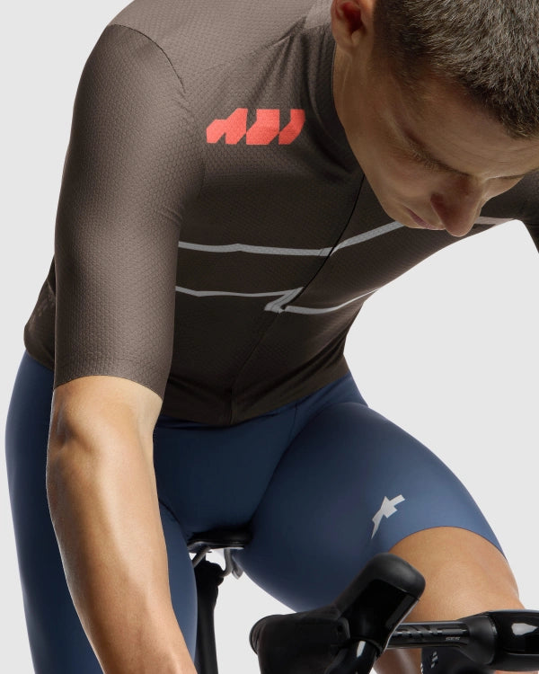 ASSOS EQUIPE R S11 We are the A Trikot Kurzarm Braun