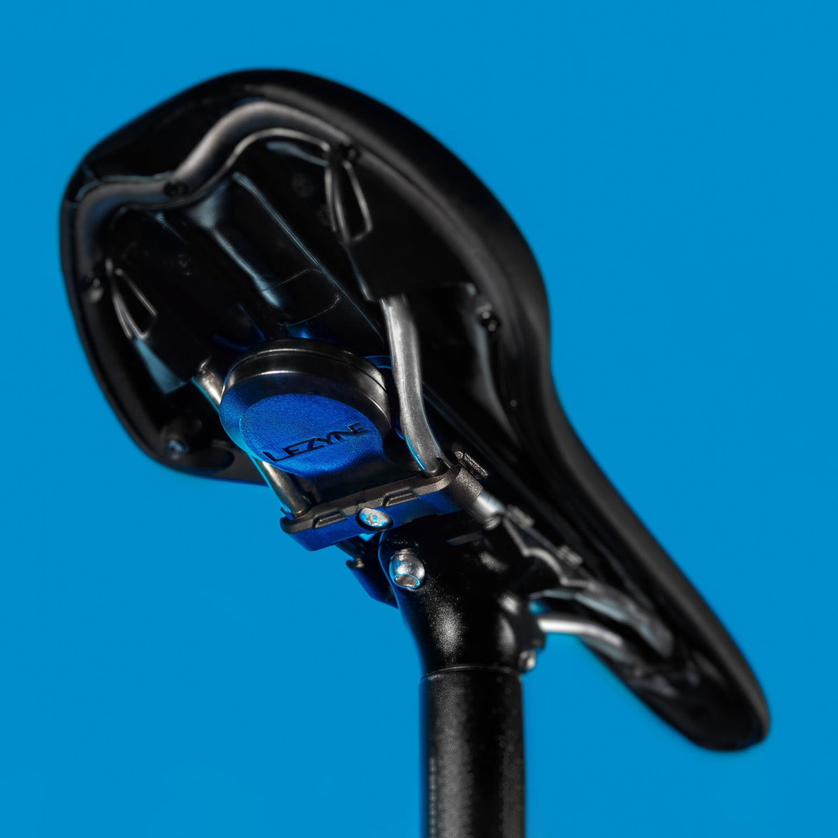 LEZYNE MATRIX SADDLE TAGGER Diebstahlschutzhalterung Schwarz (für AirTag)