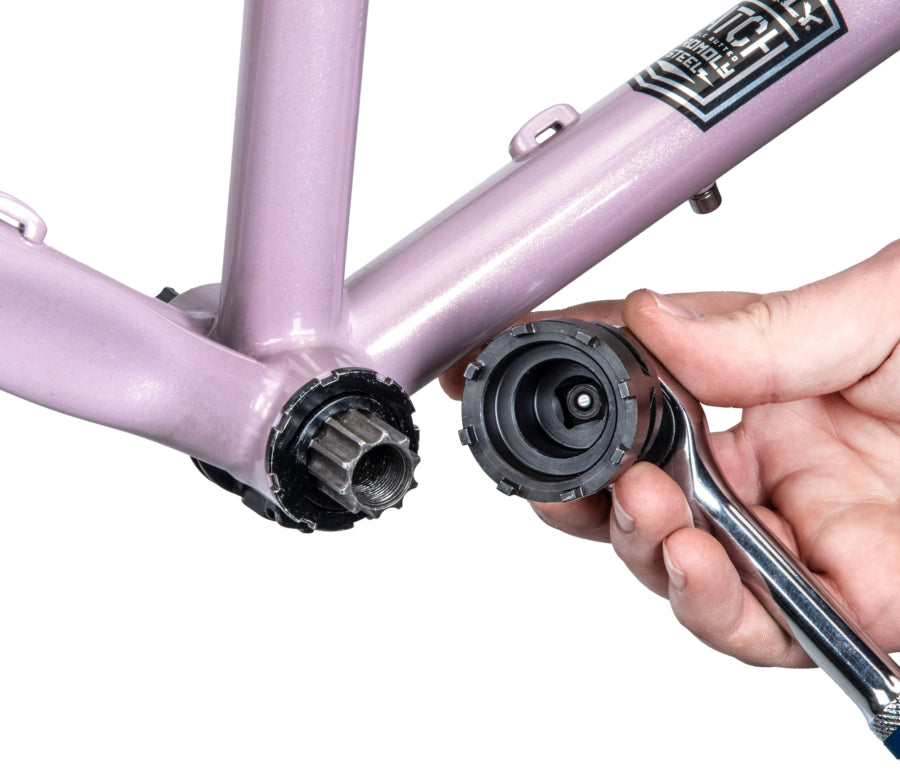 Park Tool BBT-118 auf einem Innenlager aufgesetzt