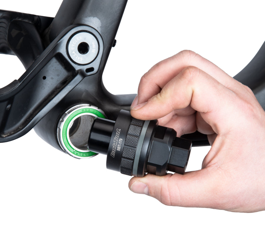 Park Tool BBT-179 in einem Enduro-Innenlager eingesetzt
