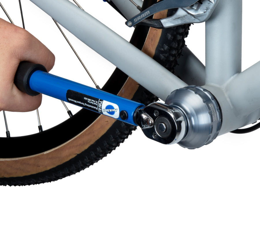 Park Tool BBT-27.3 beim Festziehen einer Lagerschale mit dem Drehmomentschlüssel TW-6.2