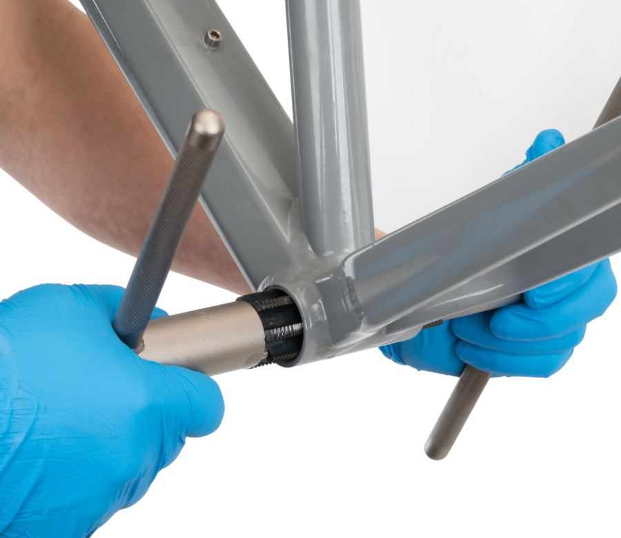 Park Tool BTS-1 zum Gewindeschneiden in ein BSA-Tretlagergehäuse eingesetzt