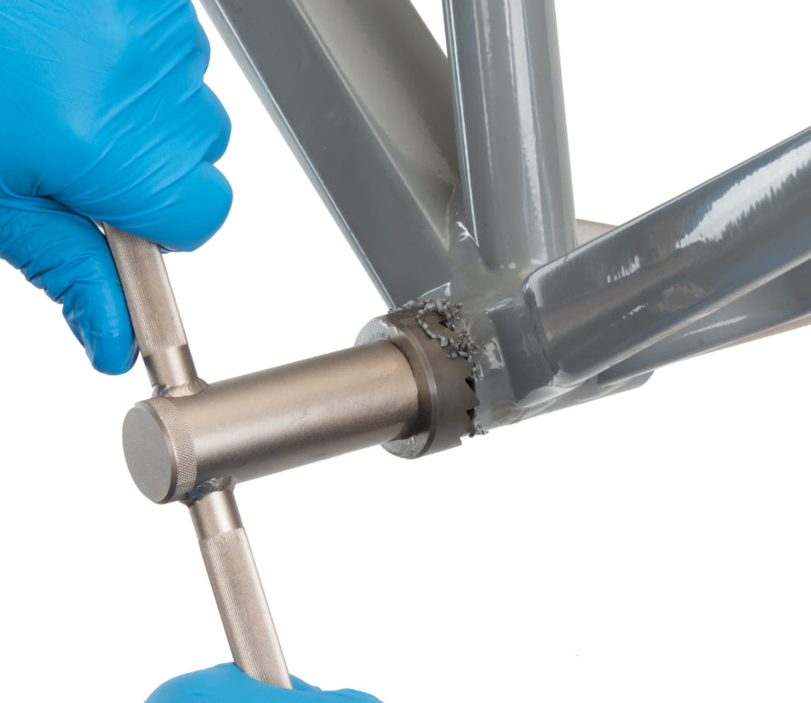 Park Tool BTS-1 beim Planfräsen eines BSA-Tretlagergehäuses