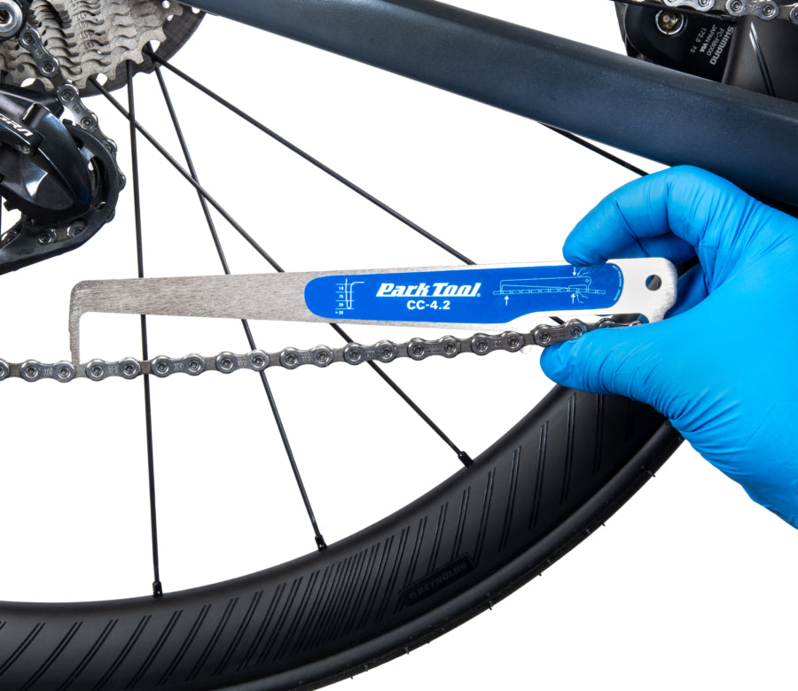 Park Tool CC-4.2 beim Messen an einem Rennrad