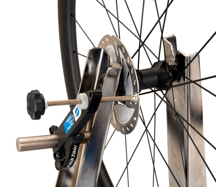Park Tool DT-3 an einem Zentrierständer montiert, beim Messen einer Bremsscheibe