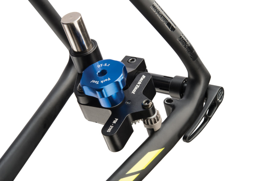 Park Tool DT-5.2 beim Planfräsen einer hinteren Flat-Mount-Aufnahme