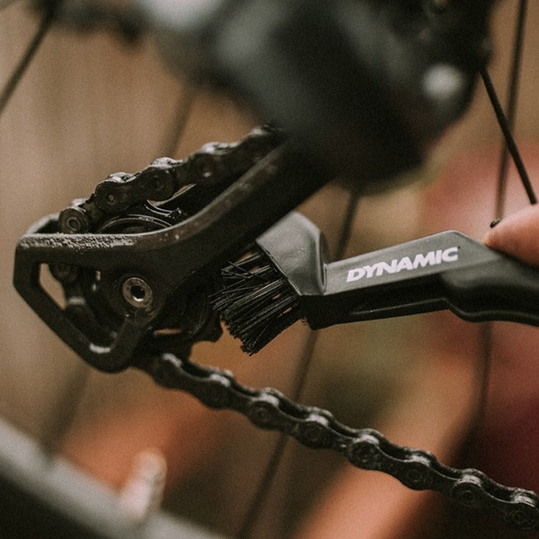 DYNAMIC Drivetrain Detailing Brush beim Reinigen einer Kassette