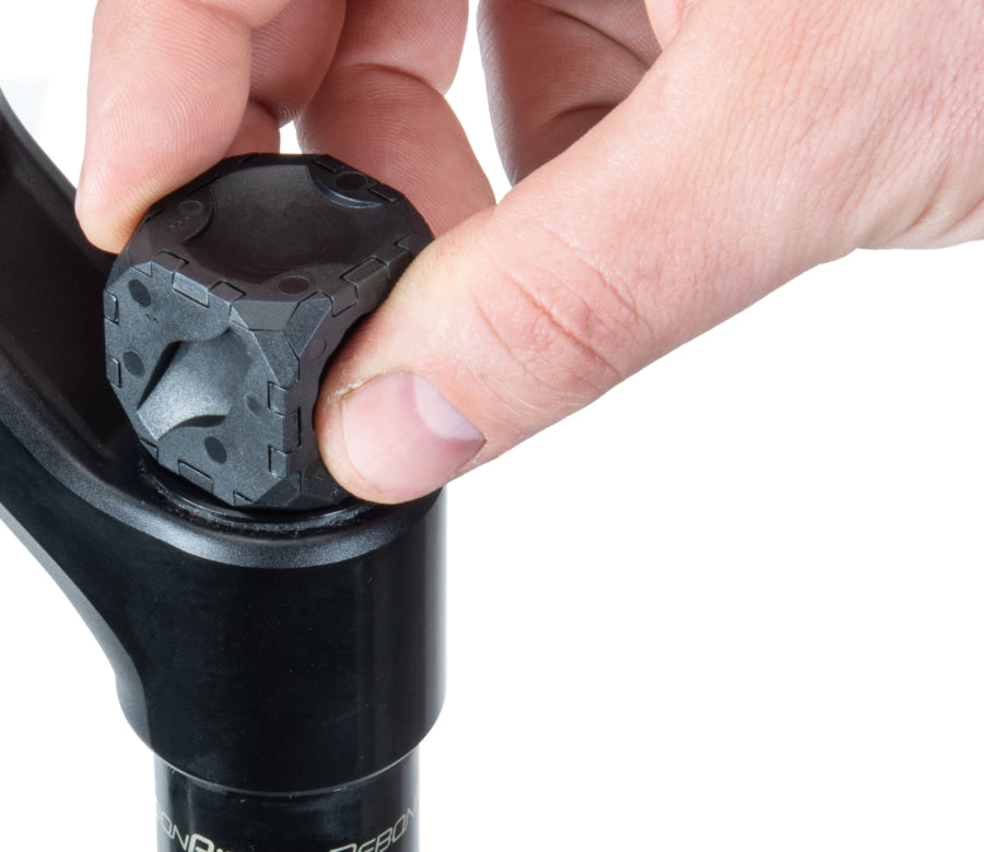 Park Tool FCT-1 beim Entfernen einer Gabelkappe