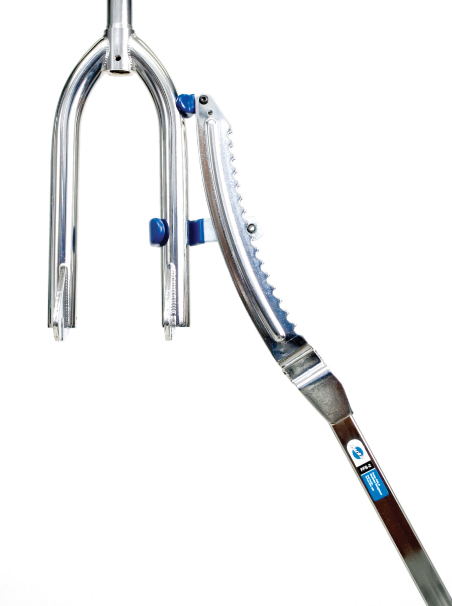 Park Tool FFS-2 beim Richten eines Gabelbeins