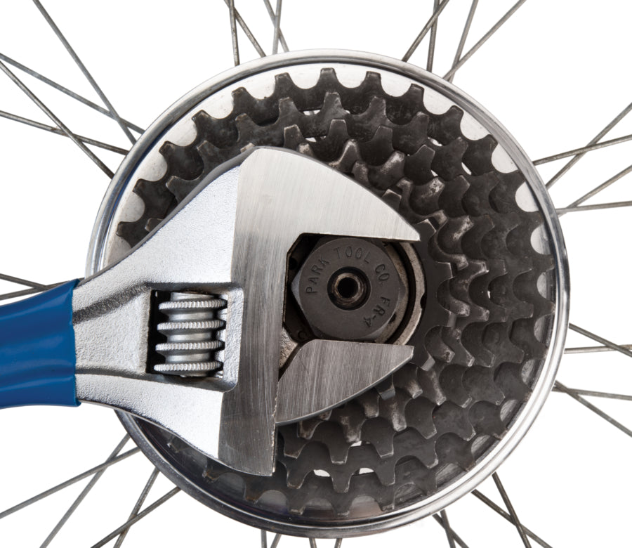 Park Tool FR-4 beim Ausbau eines Freilaufs mit einem Rollgabelschlüssel betätigt