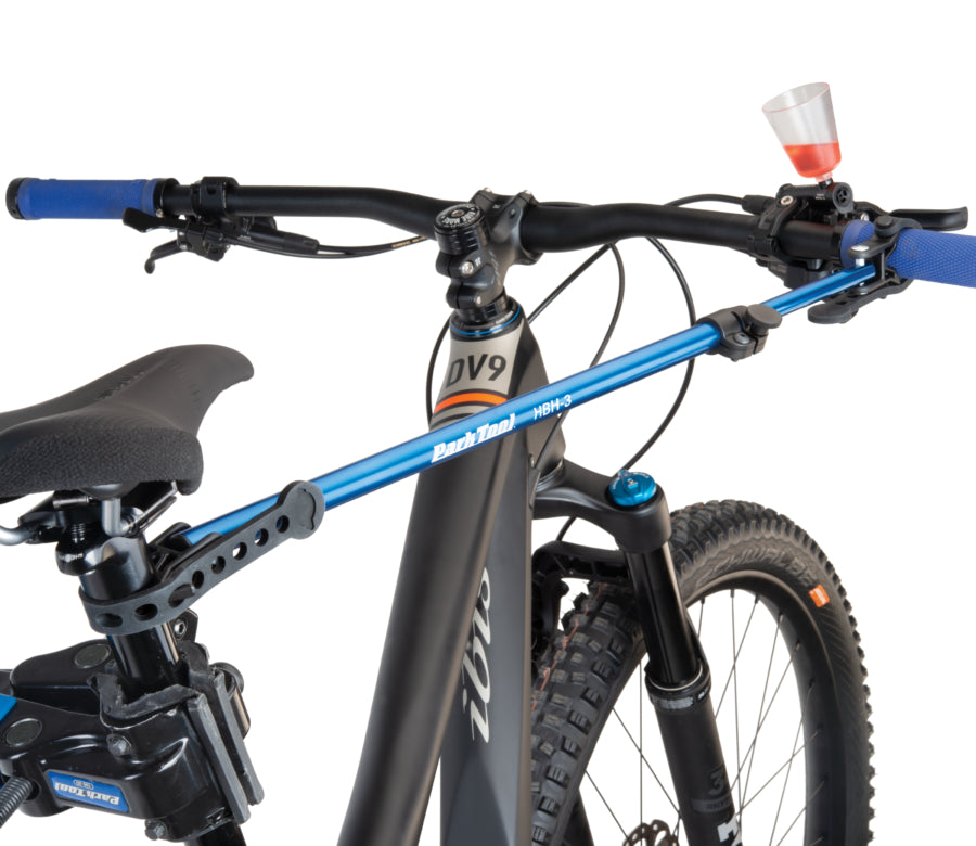 Park Tool HBH-3 fixiert einen MTB-Lenker während der Bremsenentlüftung