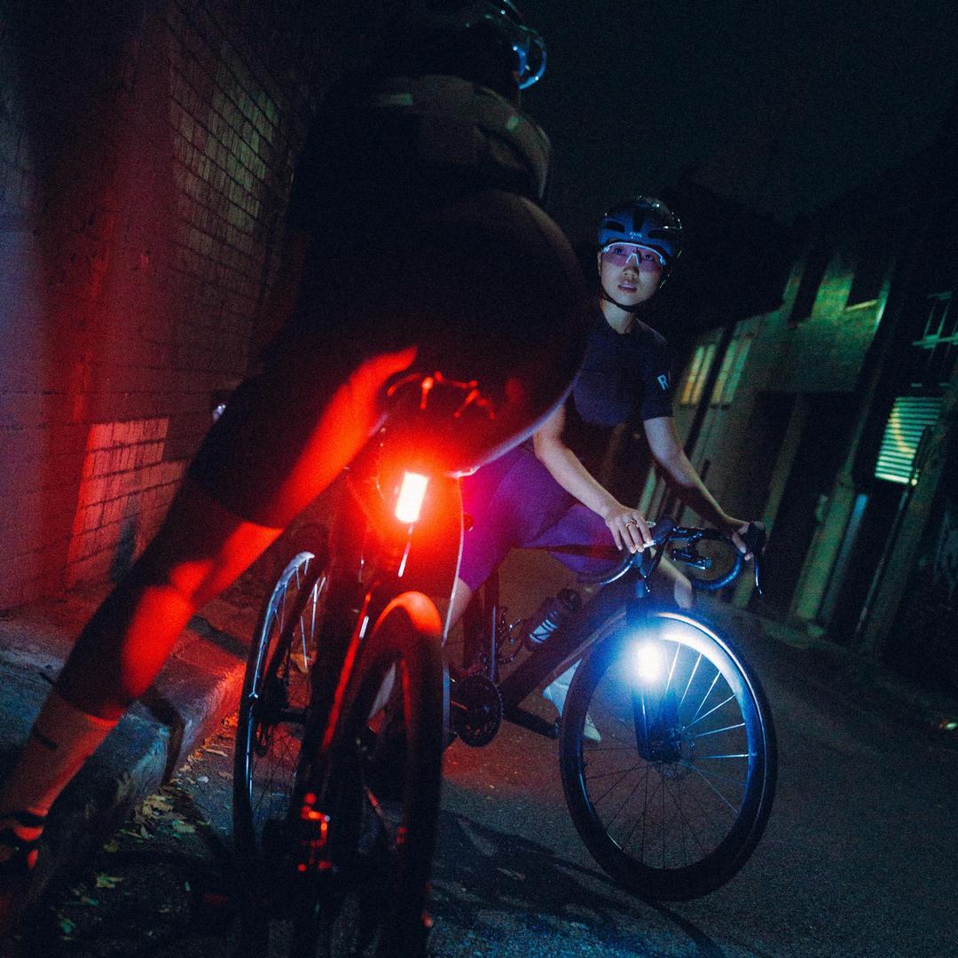Knog Cobber Reflex Twinpack am Fahrrad, Front- und Rücklicht