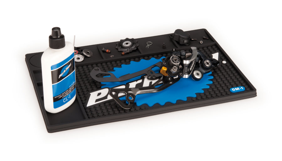 Park Tool OM-1 mit darauf angeordneten Werkzeugen und Teilen