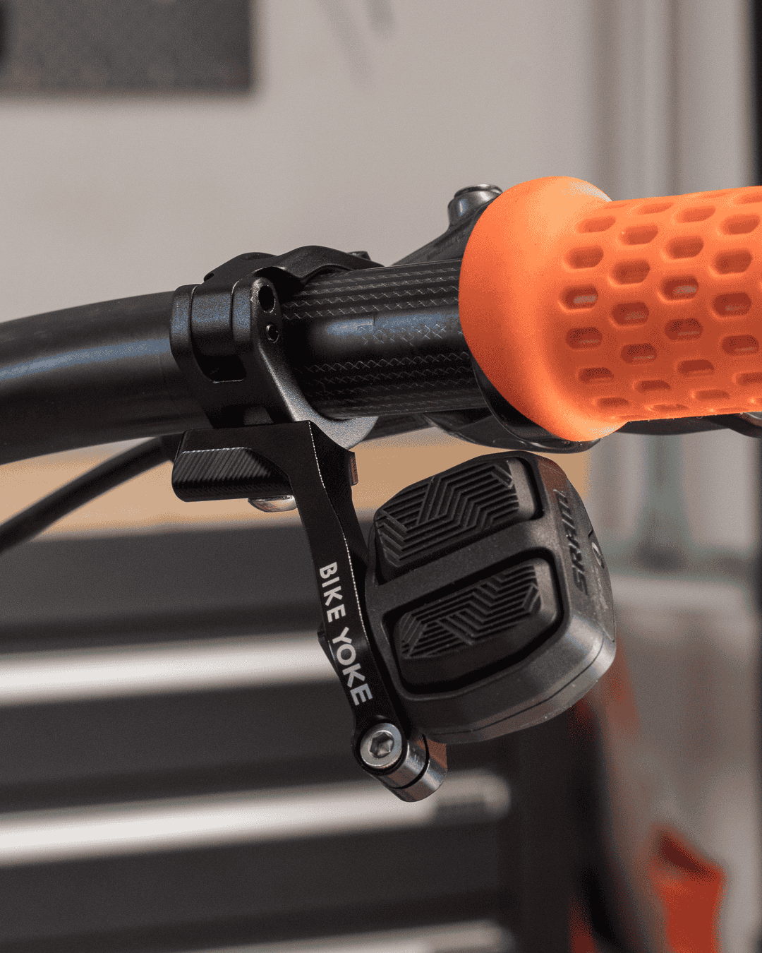 BIKEYOKE PODDY EV Schelle für SRAM AXS POD Schalthebel rechts