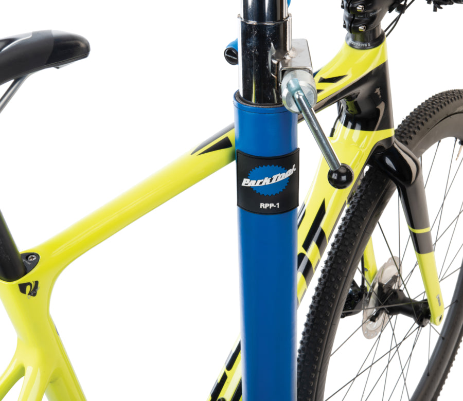 Park Tool RPP-1 mit einem an den Montageständer gelehnten Fahrrad