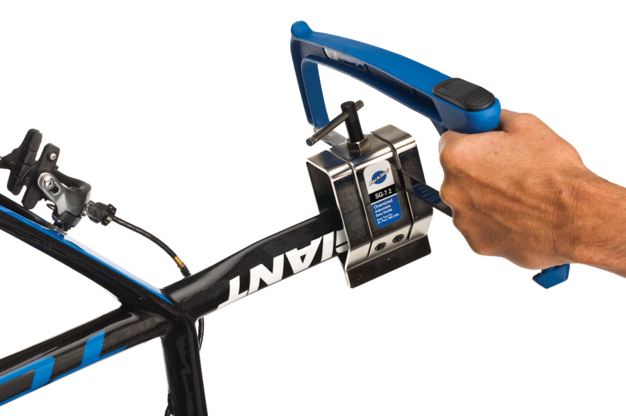 Park Tool SG-7.2 beim Sägen an einer Aero-Sattelstütze befestigt