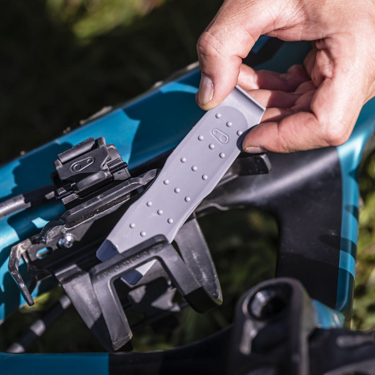 CRANKBROTHERS S.O.S TIRE LEVER + PLUG TOOL en utilisation