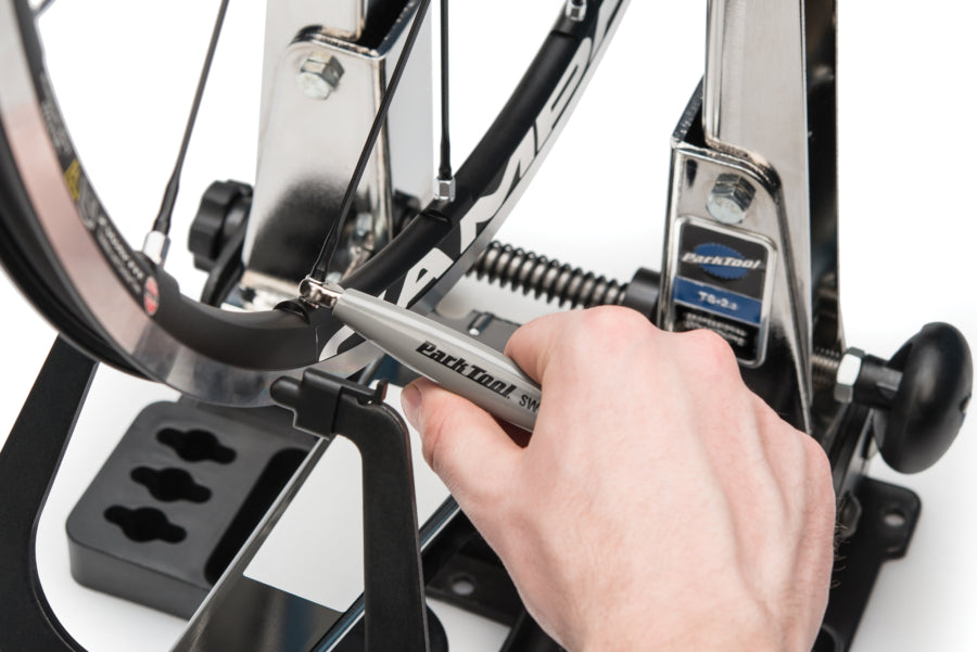 Park Tool SW-11 an einem 5,5-mm-Speichennippel von Campagnolo angesetzt