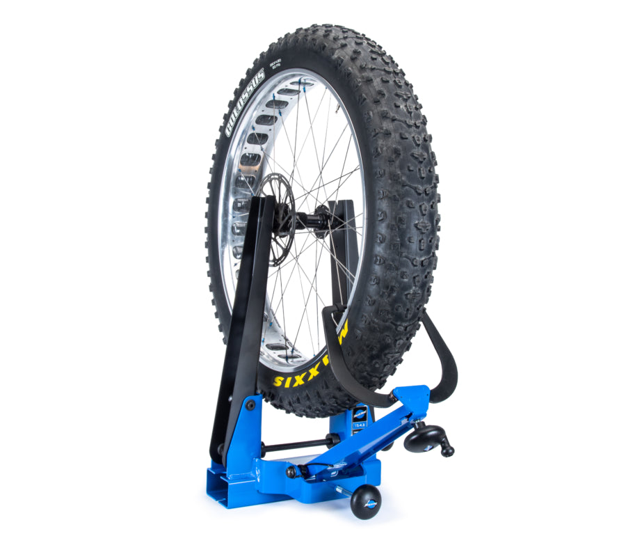 Park Tool TS-4.3 hält ein Fatbike-Laufrad mit Reifen