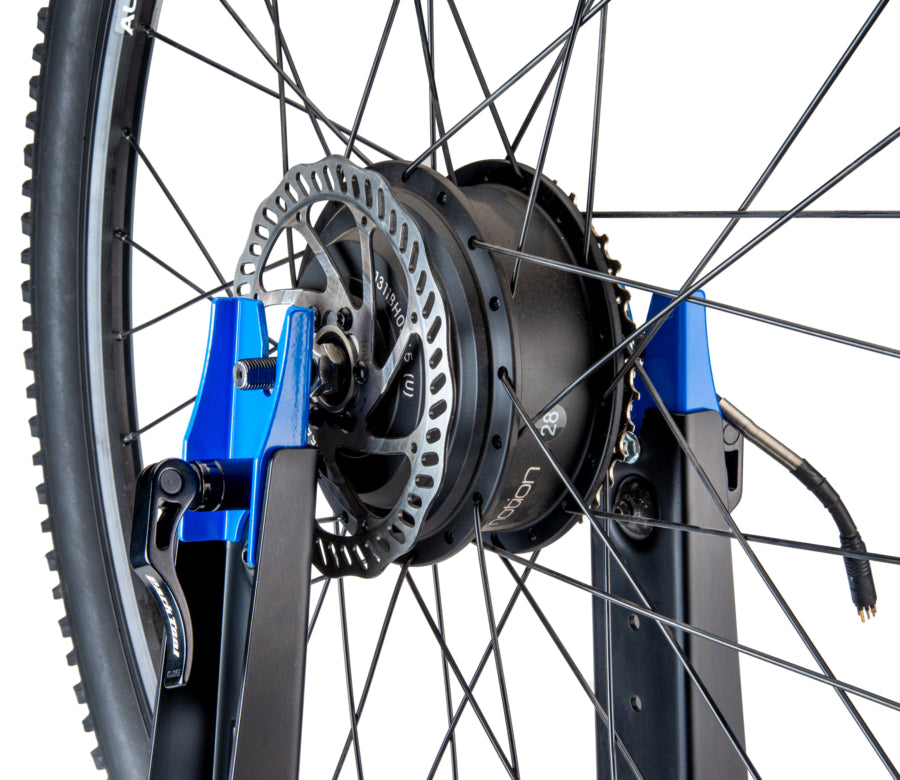 Park Tool TS-4EB hält ein E-Bike-Laufrad