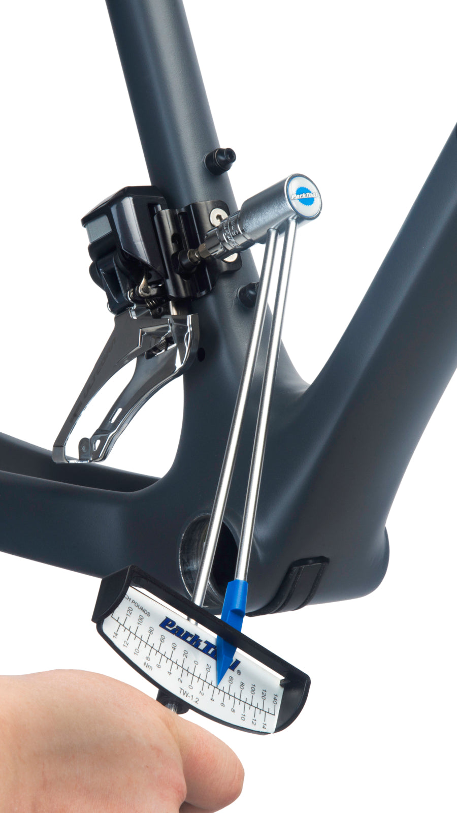 Park Tool TW-1.2 beim Anziehen einer Umwerferschraube
