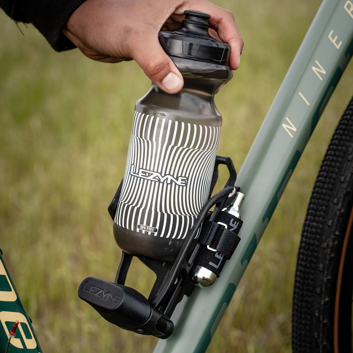 LEZYNE FLOW BOTTLE Fahrradflasche in Grau