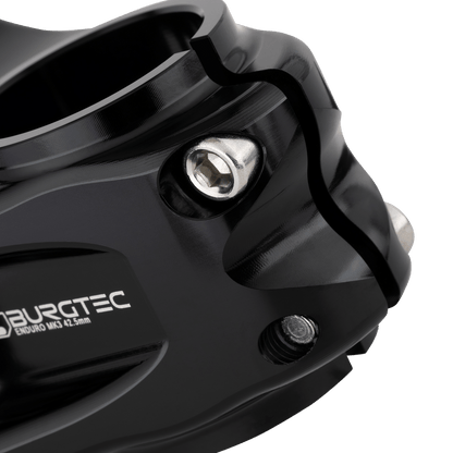 BURGTEC ENDURO MK3 Vorbau in Schwarz — Detail der Gabelschaftklemmung