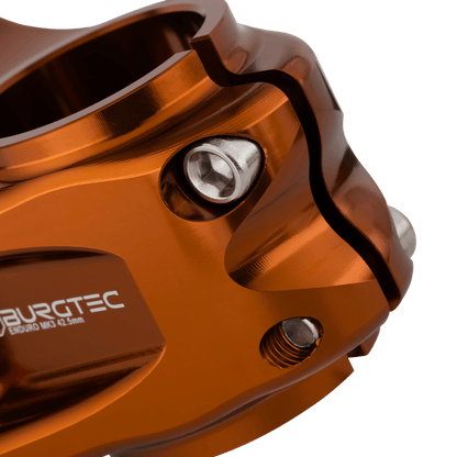 BURGTEC ENDURO MK3 Vorbau in Bronze — Detail der Gabelschaftklemmung