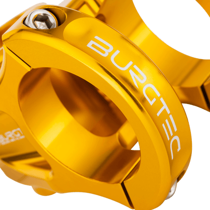 BURGTEC ENDURO MK3 Vorbau in Gold — Detail der Lenkerklemmung