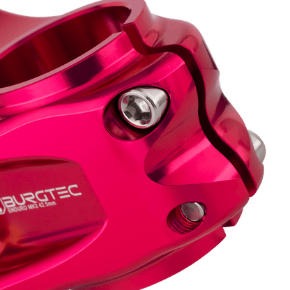 BURGTEC ENDURO MK3 Vorbau in Rosa — Detail der Gabelschaftklemmung