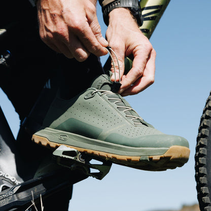 CRANKBROTHERS MALLET TRAIL SPEED LACE CLIP MTB-Schuhe in Grün/Sandfarben — im Einsatz