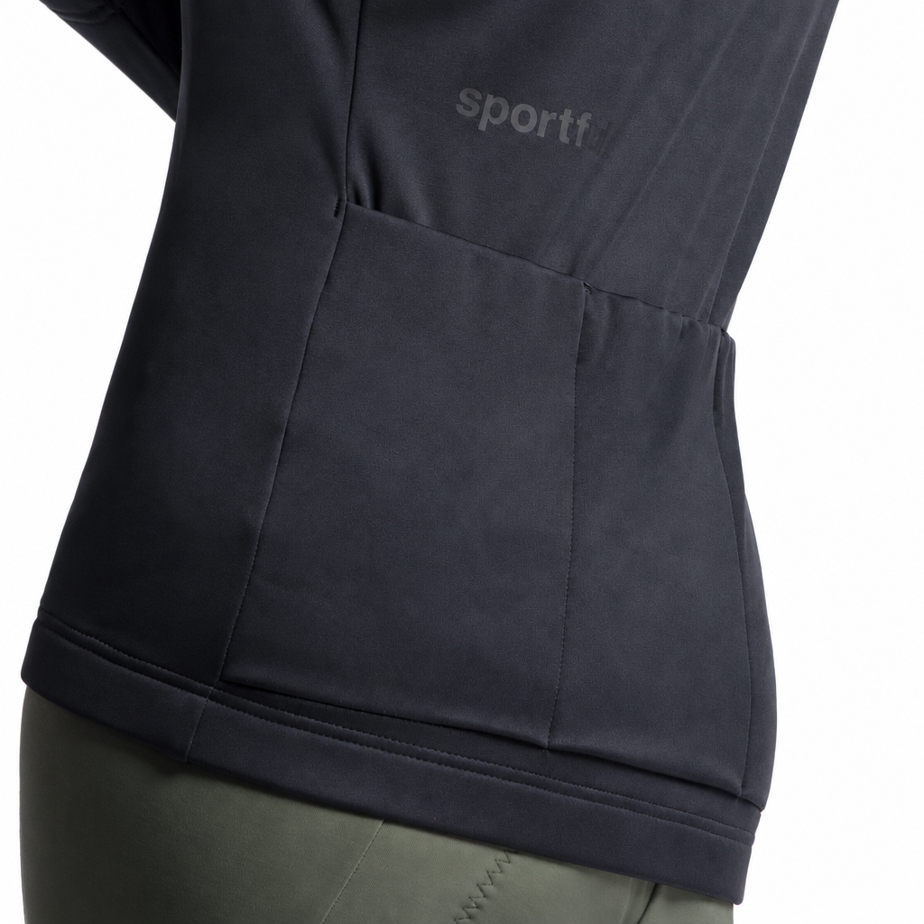 SPORTFUL CLASSIC 2 Damenjacke in Schwarz, Rückentaschen auf weißem Hintergrund