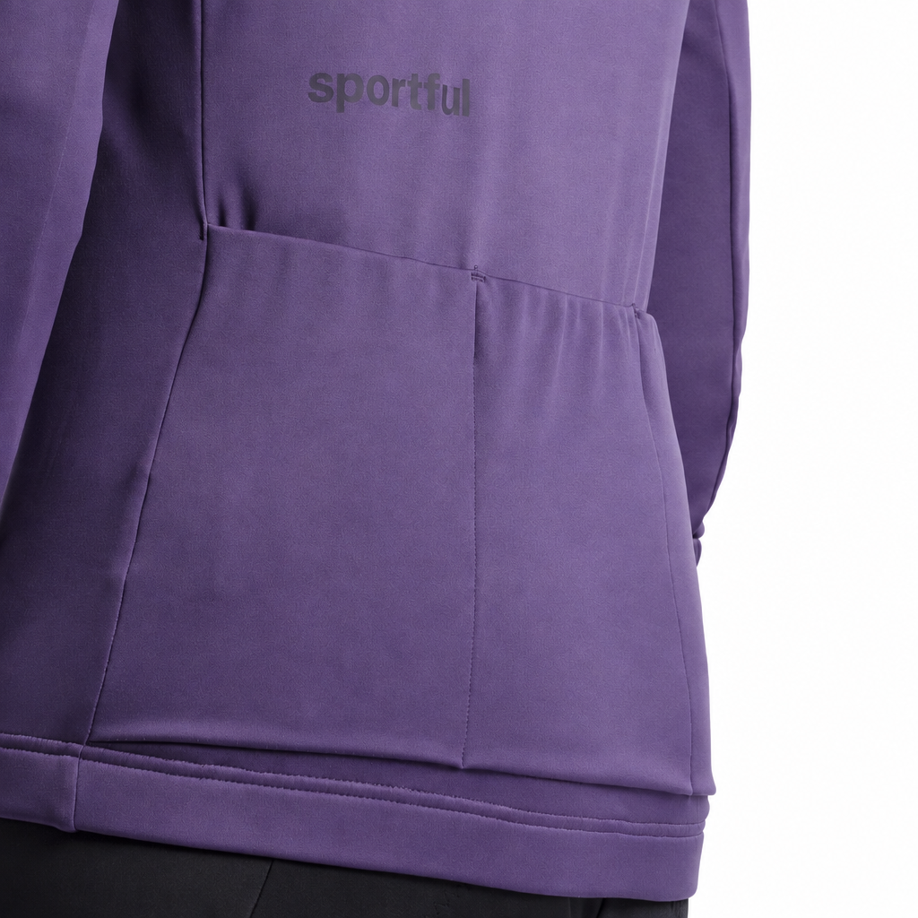 SPORTFUL CLASSIC 2 Damenjacke in Violett, Rückentaschen vor weißem Hintergrund