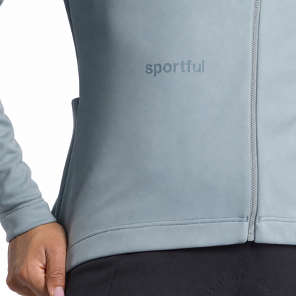 SPORTFUL CLASSIC 2 Damenjacke in Grau, Detail der Vorderseite vor weißem Hintergrund