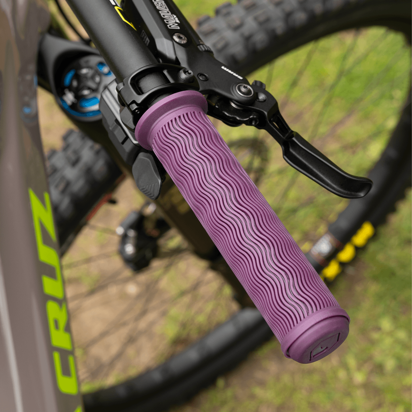 Grips BURGTEC THE BARTENDER PRO VERO SANDLER SIGNATURE Lock-On Violett