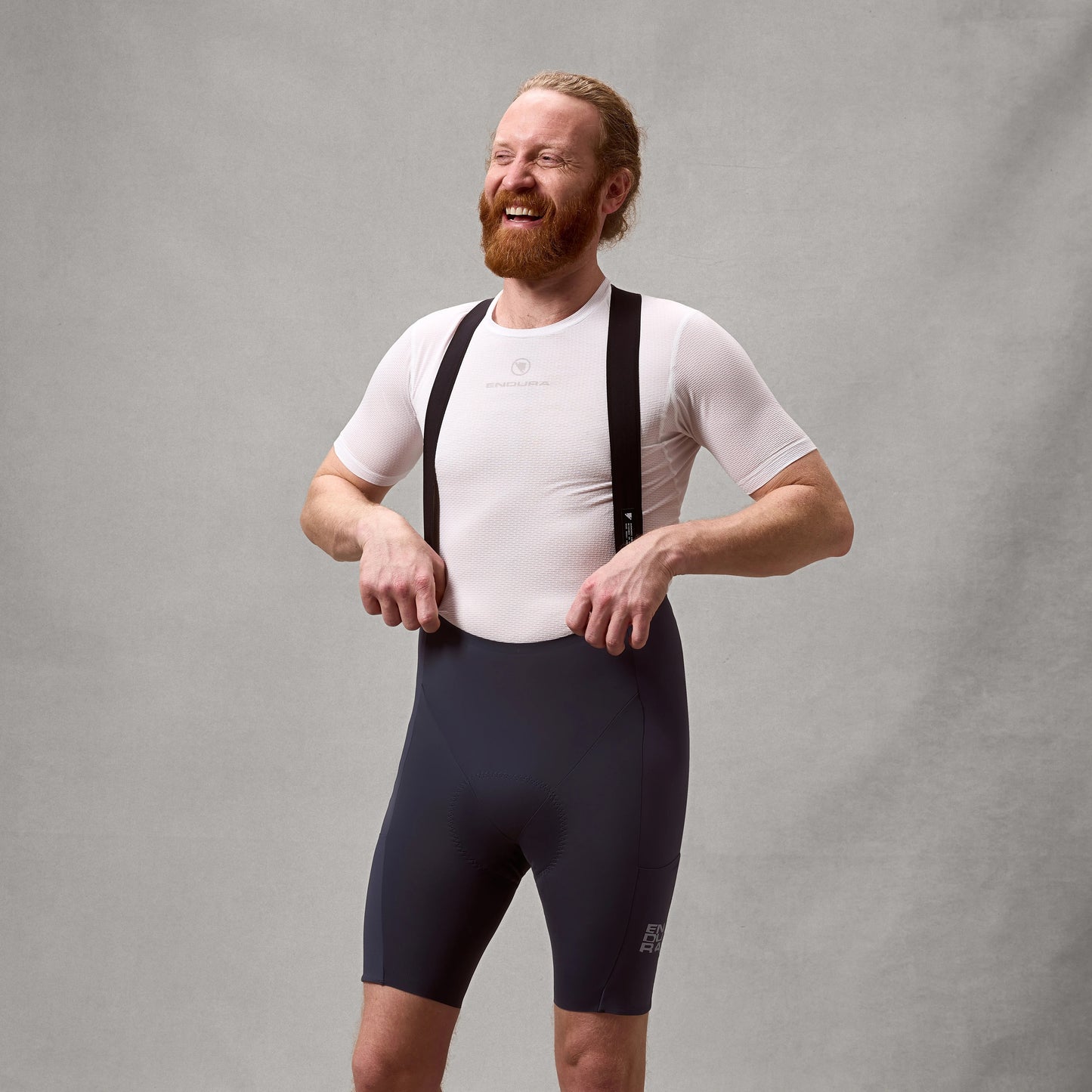 ENDURA ALLTRACK RIDE Carbon Kurze Trägerhose Grau