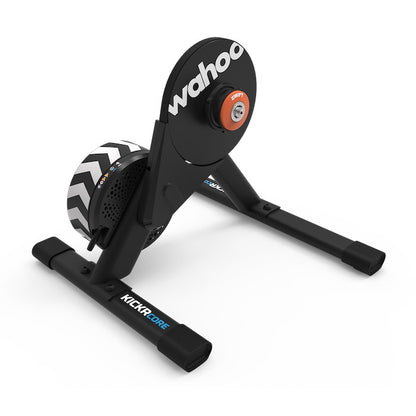 WAHOO KICKR CORE V2 ZWIFT ONE — Dreiviertel-Gesamtansicht mit Zwift Cog