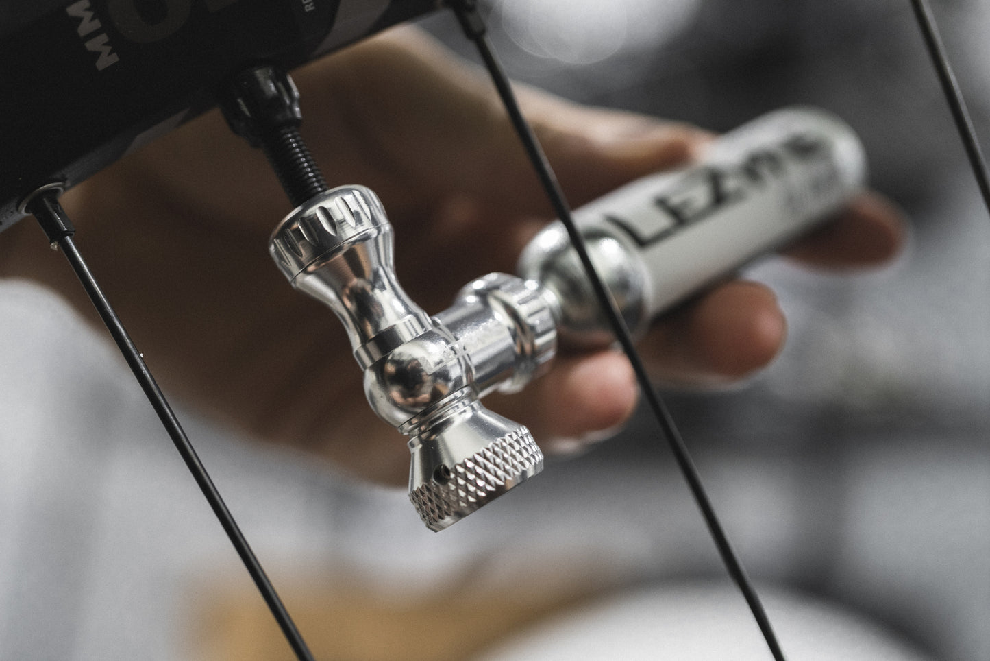 CO₂-Auslöser LEZYNE CONTROL DRIVE + CO₂-Kartusche mit Gewinde, 16 g (1 Stück), Silber